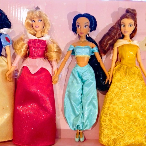 Barbies Princess Disney Deluxe doll gift set new with 11 princesses