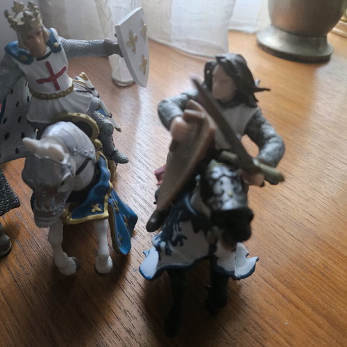 Knight figures set like new, 16 pieces with dragon