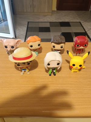 Funko Pop set of 7 figures like new with Pikachu, Flash, Joy, Luffy, Rosé, Dobby, Ginny Weasley