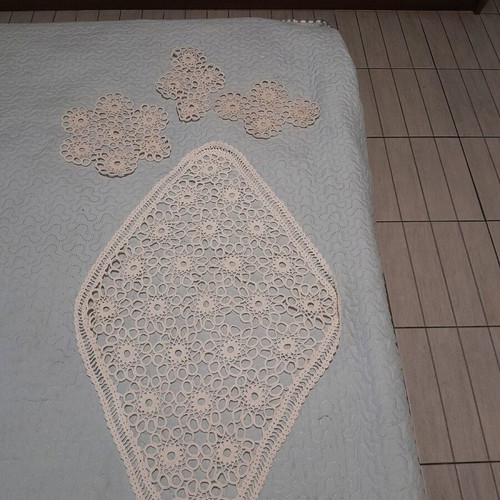 Knitted table runner like new with small napkins