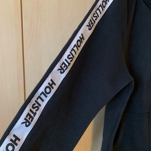 Hollister sweatshirt used, black with hood and zipper, size L