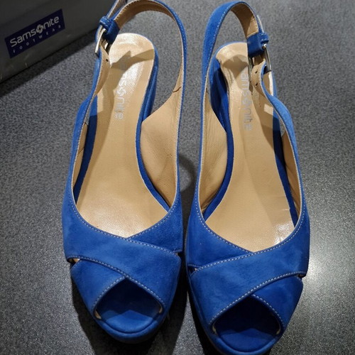 Samsonite Bahia Double Cover Crust Blue Suede Platform Sandals size 41 like new