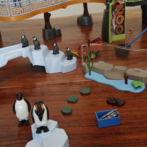 Playmobil 71600 Zoo set like new, almost complete