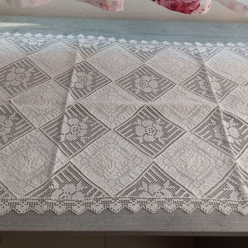 Set of 3 vintage table runners like new