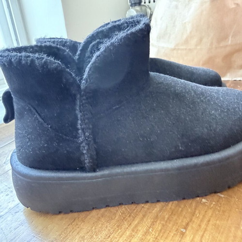 Black short boots like new, sizes 40/41, fur-lined