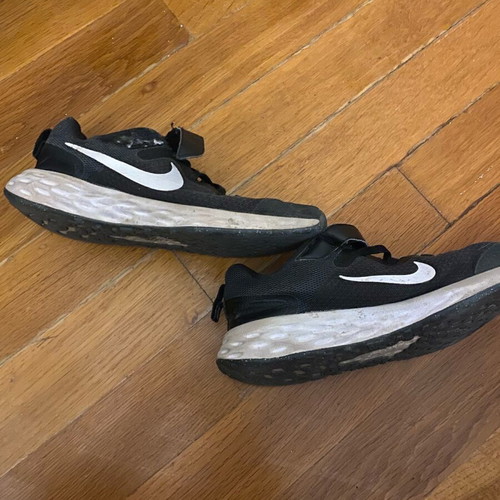 Nike athletic kids shoes used, size 35, black-white