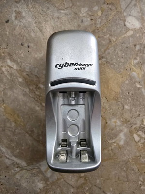 CyberCharge Mini charger like new for 1-2 rechargeable batteries