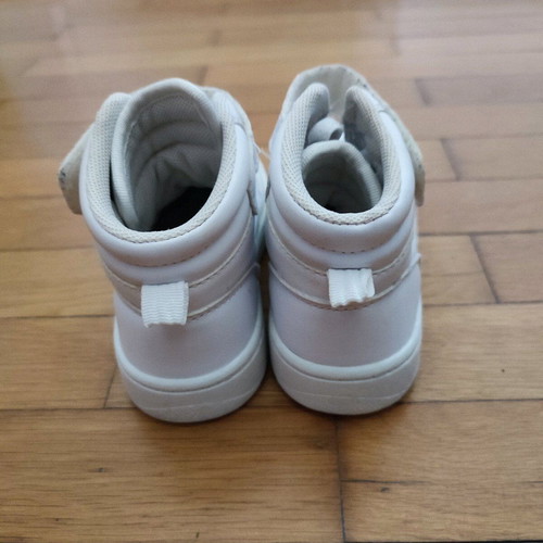 White kids' athletic boot size 25 like new
