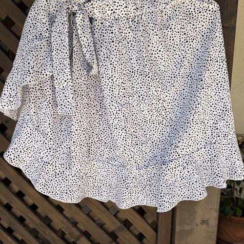 White polka dot skirt with slit and bow, size XL, like new