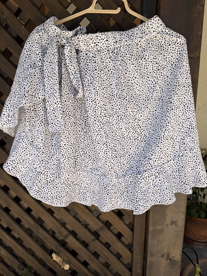 White polka dot skirt with slit and bow, size XL, like new
