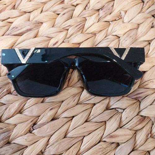 Sunglasses black with gold details new