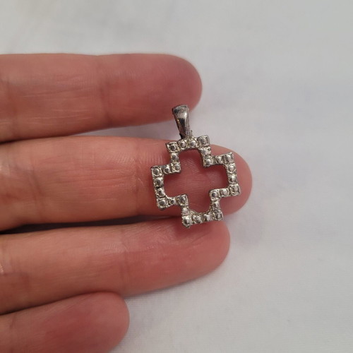 Cross pendant for necklace