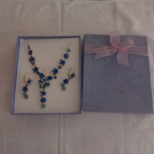 Necklace with earrings new