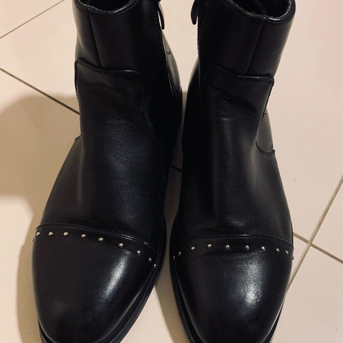 Black ankle boots like new with studs and zipper
