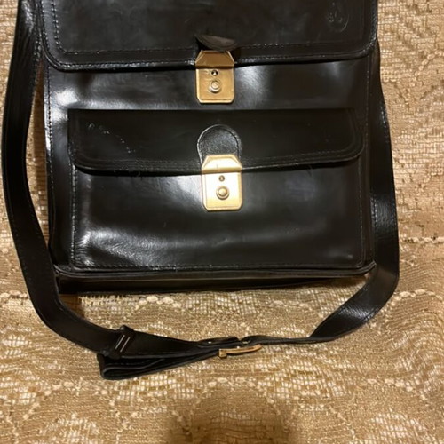Classic black leather shoulder bag used, timeless professional style