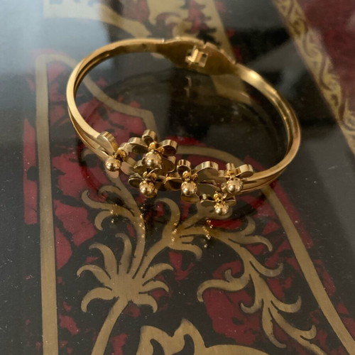 Bracelet in gold color with carved flowers like new