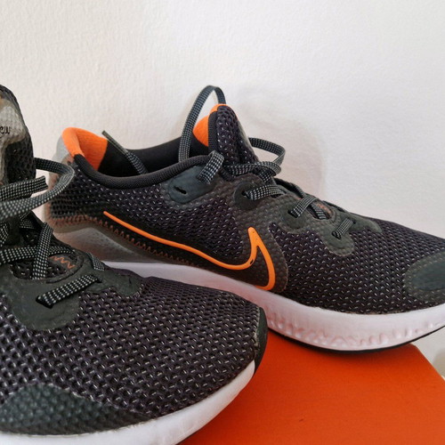 Nike athletic shoes like new, size 42.5, black and orange