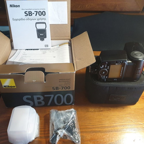 Nikon Speedlight SB-700 iTTL flash like new with batteries and charger