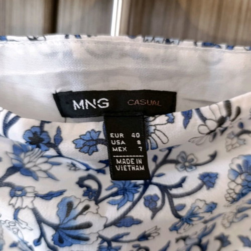 Φούστα Mango μίνι με βολάν, νούμερο 40, σαν καινούργιο, λευκή με μπλε σχέδια