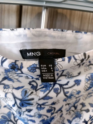 Φούστα Mango μίνι με βολάν, νούμερο 40, σαν καινούργιο, λευκή με μπλε σχέδια