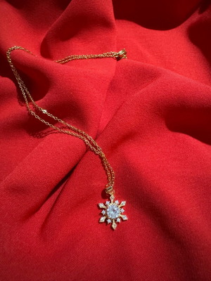 Gold-colored fashion chain like new with snowflake pendant