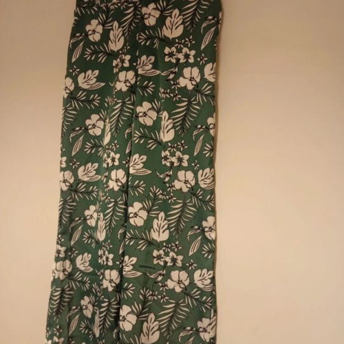 Pink Woman satin pants like new, calf length, green floral