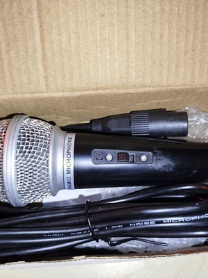 Dynamic microphone model E120 σαν καινούργιο για ομιλίες και καραόκε