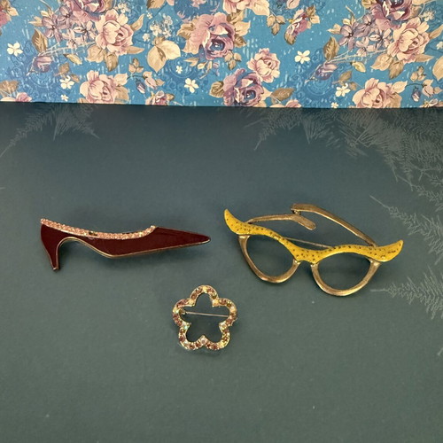 Vintage fashion pin set of 3 multicolor, like new