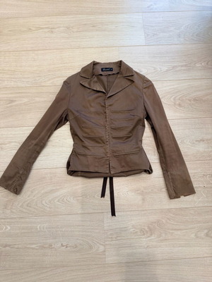 Rococo σακάκι καφέ σαν καινούργιο με ωραίο κούμπωμα και λεπτομέρεια πίσω