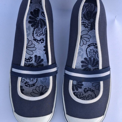Nevada wedge sandals like new, size 8, blue