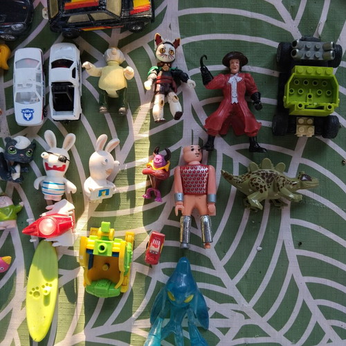Kinder figures and miniatures used, including Bob Builder, Sonic, Rabbids