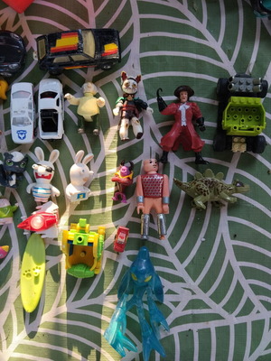 Kinder figures and miniatures used, including Bob Builder, Sonic, Rabbids