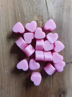 Wax melts like new, 10 heart shapes with bubblegum scent