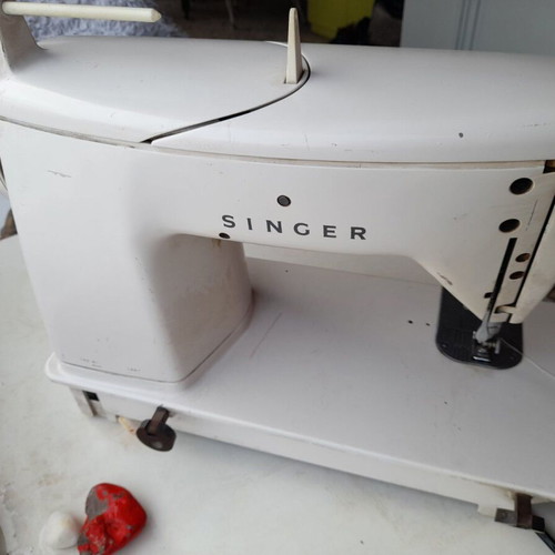 Singer 700 sewing machine used in very good condition