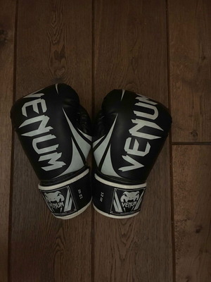 Venum Challenger 2.0 Boxing Gloves 12 OZ like new