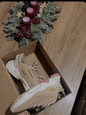Γυναικεία αθλητικά παπούτσια Adidas καινούργια, μπεζ, νούμερα 36.5-37