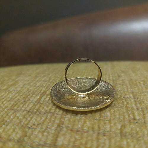 Gold ring new, impressive circle design