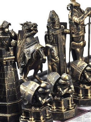 Luxury chess set like new with marble-look board and medieval pieces