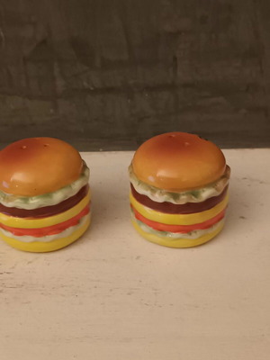 Ceramic salt and pepper shaker set like new