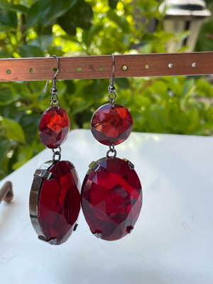 Dangling earrings like new with bright red stones