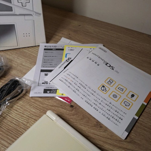 Nintendo DS Lite бял като нов с пълна кутия