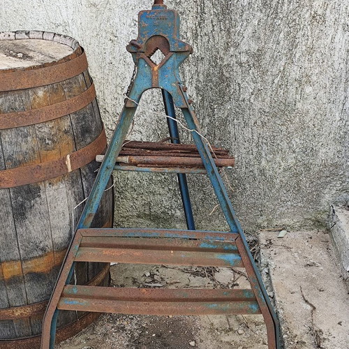 Tripod pipe vise