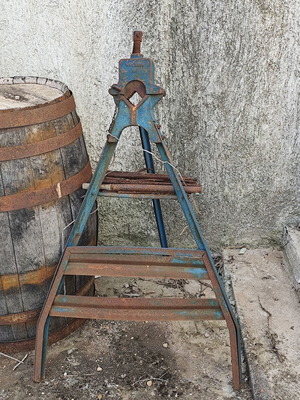 Tripod pipe vise