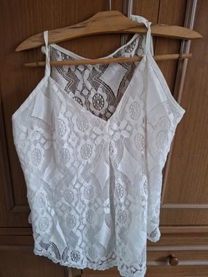 White lace top used, size M