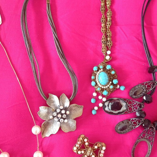 Vintage faux bijoux set used with missing parts