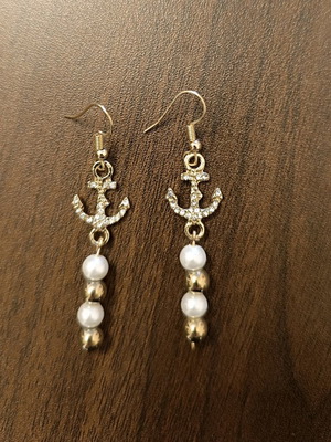 Earrings new with white pearl and gold hematite