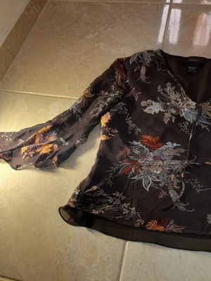 Brown blouse with flowers new, in excellent condition