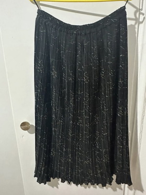 Midi skirt black like new with elastic waist Large and x-large