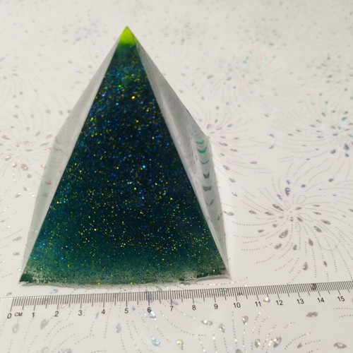 Decorative handmade pyramid from resin glass 10x10 cm new
