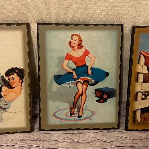 Small 3 painting canvases, with a cinema or advertising theme. 26 x 20 cm. All 3 together 30 euros.